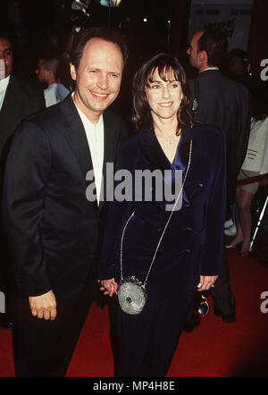 Cristallo, Billy & Janice -moglie -Crystal Billy a. Janice -2 evento nella vita di Hollywood - California, tappeto rosso Evento, STATI UNITI D'AMERICA, industria cinematografica, celebrità, fotografia, Bestof, arte cultura e intrattenimento, Topix celebrità moda, migliori della vita di Hollywood, evento nella vita di Hollywood - California, moquette rossa e dietro le quinte, movie celebrità, personaggi televisivi, musica celebrità, Topix, Bestof, arte cultura e intrattenimento, verticale, una persona, fotografia, tre quarti, 1993-1999, inchiesta tsuni@Gamma-USA.com , Tsuni Credito / STATI UNITI D'AMERICA, === Red Carpet Event, USA, industria cinematografica, celebrità fotogr Foto Stock