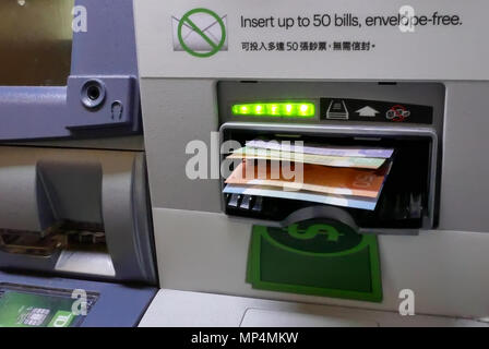 Burnaby, BC, Canada - 09 Aprile 2018 : il movimento di persone il ritiro di denaro di bancomat interno TD Bank Foto Stock