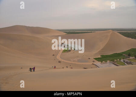 Ventoso dune di sabbia e la Mezzaluna Lago, Mingsha Shan (cantando Sands montagna), Dunhuang, Gansu, Cina Foto Stock