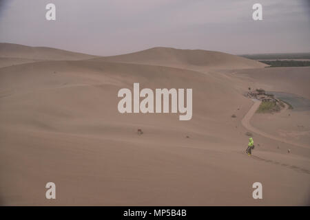 Ventoso dune di sabbia e la Mezzaluna Lago, Mingsha Shan (cantando Sands montagna), Dunhuang, Gansu, Cina Foto Stock