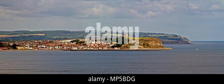 Scarborough del promontorio del castello, la città vecchia e il South Bay visto dall alto Gristhorpe scogliere. Foto Stock