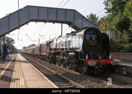 Ex LMS locomotiva a vapore la Duchessa di Sutherland n. 6233 passa Chester le street station sulla east coast main line, North East England, Regno Unito Foto Stock