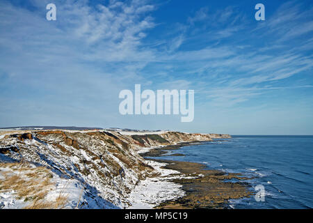 Jackson's Bay, parte del North Yorkshire della costa nord di Scarborough, in inverno sotto una coltre di neve. Foto Stock