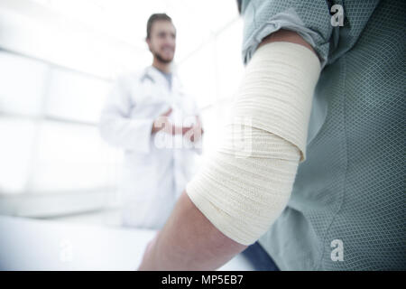 Ortopedico a parlare con il paziente. Foto Stock