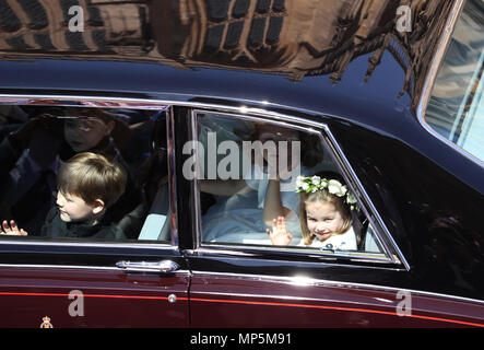 Princess Charlotte onde per la folla come ella corse in auto per le nozze di alla cappella di San Giorgio nel Castello di Windsor del principe Harry e Meghan Markle Foto Stock