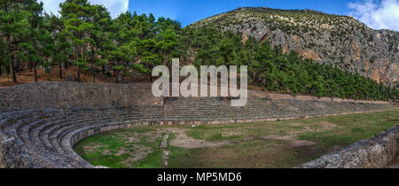 Città di Delphi, Phocis - Grecia. Vista panoramica dell'antico Stadio di Delfi. Si trova sul punto più alto del famoso sito archeologico di Delfi Foto Stock