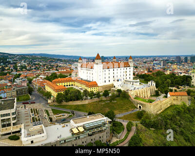 Il castello di Bratislava o Bratislavsky Hrad antenna vista panoramica. Vista sul castello di Bratislava e il centro storico. Antenna di Bratislava cityscape view Foto Stock