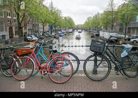 Amsterdam, Paesi Bassi, aprile 2018, biciclette sono molto comuni in Amsterdam. Foto Stock