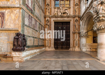 La bella porta di legno al Palazzo del Doge di Venezia Foto Stock