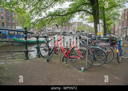 Amsterdam, Paesi Bassi, aprile 2018, biciclette sono molto comuni in Amsterdam. Foto Stock