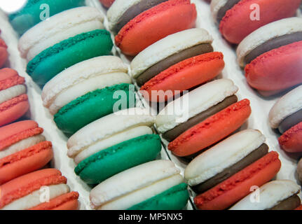 Macaron colorati shot close up in formato paesaggio. Foto Stock