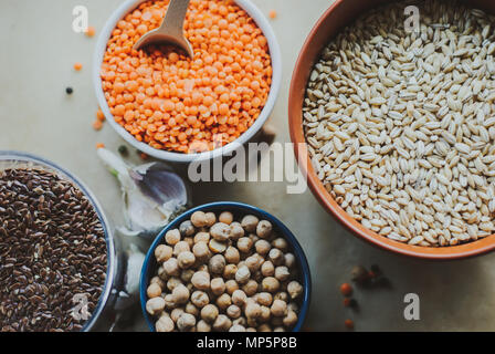 Varietà di semi di fagiolo in una ciotola Foto Stock