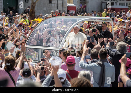 Papa Francesco su una visita pastorale alla città di Molfetta, Italia con: Papa Francesco dove: Molfetta, Italia Quando: 20 Apr 2018 Credit: IPA/WENN.com * * disponibile solo per la pubblicazione in UK, USA, Germania, Austria, Svizzera** Foto Stock