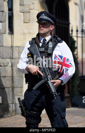 Royal Wedding. Cooperazione di polizia con bandiera. Il poliziotto armato con britannica Union Jack flag nascosto nella sua cinghia cercando dura. Il Castello di Windsor. Pistola. Arma Foto Stock