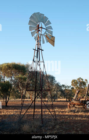 Quorn Sud Australia, il vecchio mulino a vento il pompaggio di acqua dal bacino artesiano nel sole del tardo pomeriggio Foto Stock