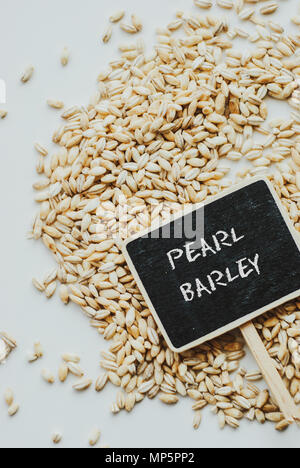 Essiccato orzo perlato closeup e lavagna con una frase di orzo perlato Foto Stock