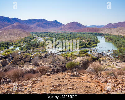 Vista panoramica sul fiume Kunene e Epupa Falls al confine tra Angola e Namibia,, Africa Foto Stock