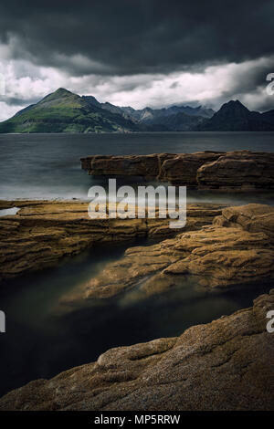 Costa Elgol guardando verso le montagne Cuillin, Isola di Skye, Highlands scozzesi, Scotland, Regno Unito Foto Stock