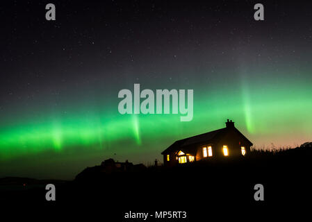 L'Aurora Boreale o luci del nord al Castello Portencross, Ayrshire in Scozia,  Regno Unito Foto stock - Alamy