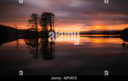 Loch Mallachie tramonto, Cairngorms National Park, Highlands scozzesi, Scotland, Regno Unito Foto Stock