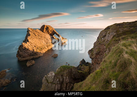Luce dorata cade sulla prua Fiddle Rock sulla costa della Scozia a Portknockie, murene, Scotland, Regno Unito Foto Stock