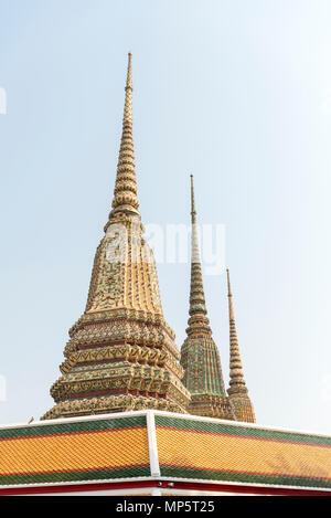 Torri ornate sulla sommità delle pagode o chedis del Wat Pho ,il Tempio del Buddha Reclinato, o Wat Phra Chetuphon, Bangkok, Thailandia Foto Stock