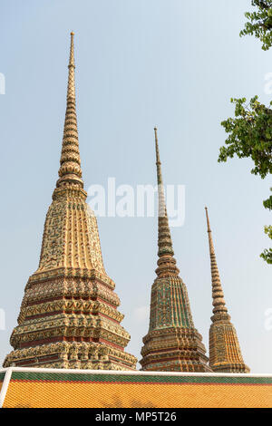 Torri ornate sulla sommità delle pagode o chedis del Wat Pho ,il Tempio del Buddha Reclinato, o Wat Phra Chetuphon, Bangkok, Thailandia Foto Stock