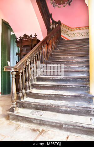 Dettaglio astratto di rustico scale in Trinidad building interior, Cuba Foto Stock