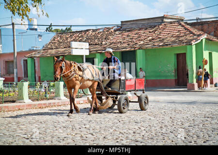 TRINIDAD, CUBA-gennaio 13:l'agricoltore non identificato la guida carrello rustico con un cavallo in Trinidad il 13 gennaio. 2010. , Cuba.Cuba ha molto costoso p Foto Stock