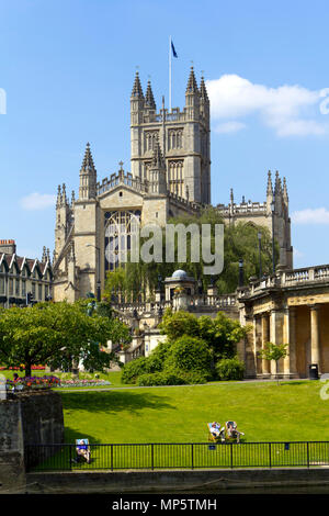 Bath, UK - 3rd luglio 2011: Le persone si rilassano in un parco vicino alla storica Abbazia di Bath, nella città di Bath, Somerset, Regno Unito. Bath è un sito patrimonio dell'umanità dell'UNESCO famoso per la sua architettura. Foto Stock