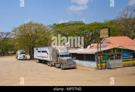 Camion a un arresto carrello in Nicaragua sulla autostrada 1 la strada dall'Alaska a america del sud Foto Stock