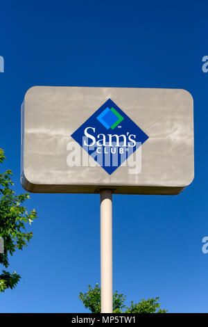 BLOOMINGTON, MN/STATI UNITI D'America - 21 giugno 2014: Sam's Club segno esterno. Sam's Club è una catena americana di appartenenza solo a magazzino per la vendita al dettaglio di club. Foto Stock