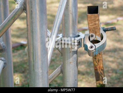 In prossimità di impalcature metalliche fascette. Foto Stock