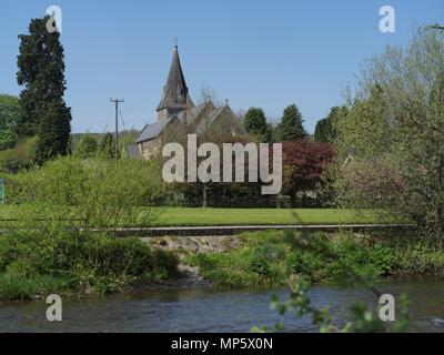 Una vista sul fiume Wye e il GRO Park verso San sposa la Chiesa in Rhayader Foto Stock