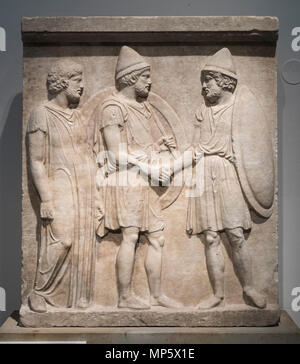 Berlino. Germania. Altes Museum. Rilievo funerario di Sosias e Kephisodoros, marmo, ca. 410 BC. Rilievo funerario dalla fase finale della Peloponn Foto Stock