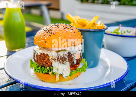 Falafal burger servita con fatta in casa brioche bun Foto Stock