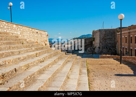 Fortezza sull isola di Corfù, centro storico di Corfu città sull'isola di Corfu in Grecia, scale in pietra all'interno della fortezza vecchia, Corfu Foto Stock