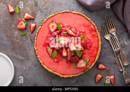 Yogurt crostata con il rabarbaro Composta di fragola Foto Stock