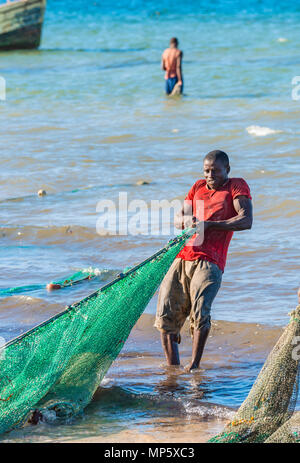 Pescatori artigianali in Mozambico haul nelle reti con i giorni di catture. Foto Stock