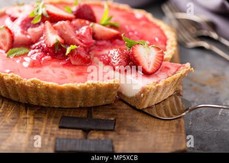 Yogurt crostata con il rabarbaro Composta di fragola Foto Stock