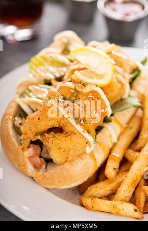 Shrimp po boy sandwich con patate fritte Foto Stock