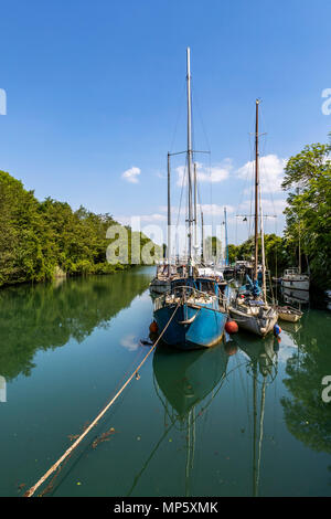 Precedentemente un dock di lavoro spedizioni di carbone dalla Foresta di Dean, Lydney Dock sta diventando un rifugio per la gente del posto per rilassarsi e godersi il fiume Severn viste. Foto Stock