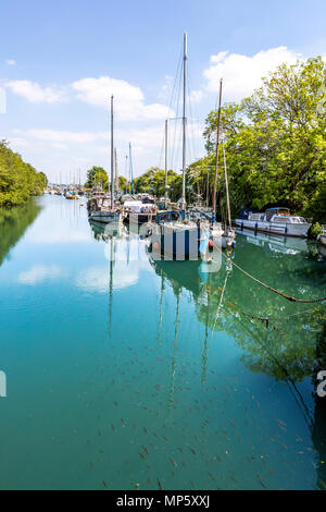 Precedentemente un dock di lavoro spedizioni di carbone dalla Foresta di Dean, Lydney Dock sta diventando un rifugio per la gente del posto per rilassarsi e godersi il fiume Severn viste. Foto Stock