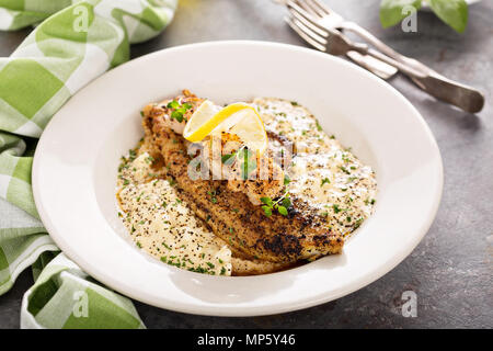 Grits con pesce fritto e gamberetti Foto Stock