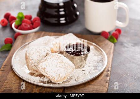 Beignets con confettura di lamponi Foto Stock