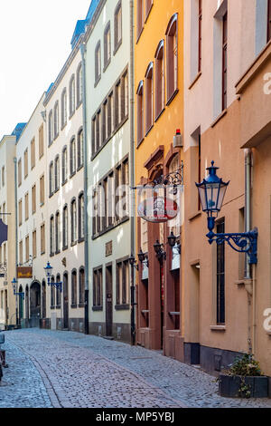 Strada tranquilla nelle prime ore del mattino nel quartiere del centro storico di Colonia in Germania. Foto Stock