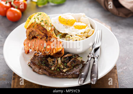 Southern surf and turf con patate e uova Foto Stock
