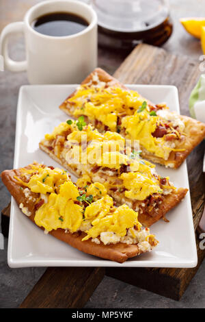 La prima colazione la pizza, pasta con uova strapazzate Foto Stock