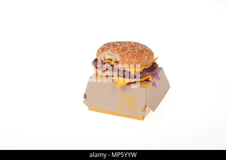 McDonald's nuovo carni fresche bovine trimestre Pounder con formaggio sulla casella con il morso preso fuori di burger Foto Stock