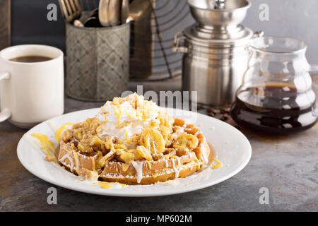 Budino di Banana Waffle con panna montata Foto Stock